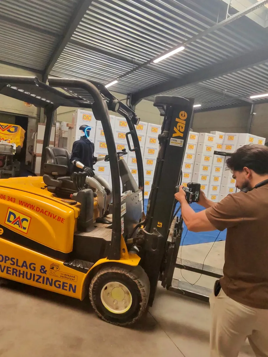 Fotograaf fotografeert RELMO op een heftruck tijdens een contentshoot voor DAC Verhuizingen