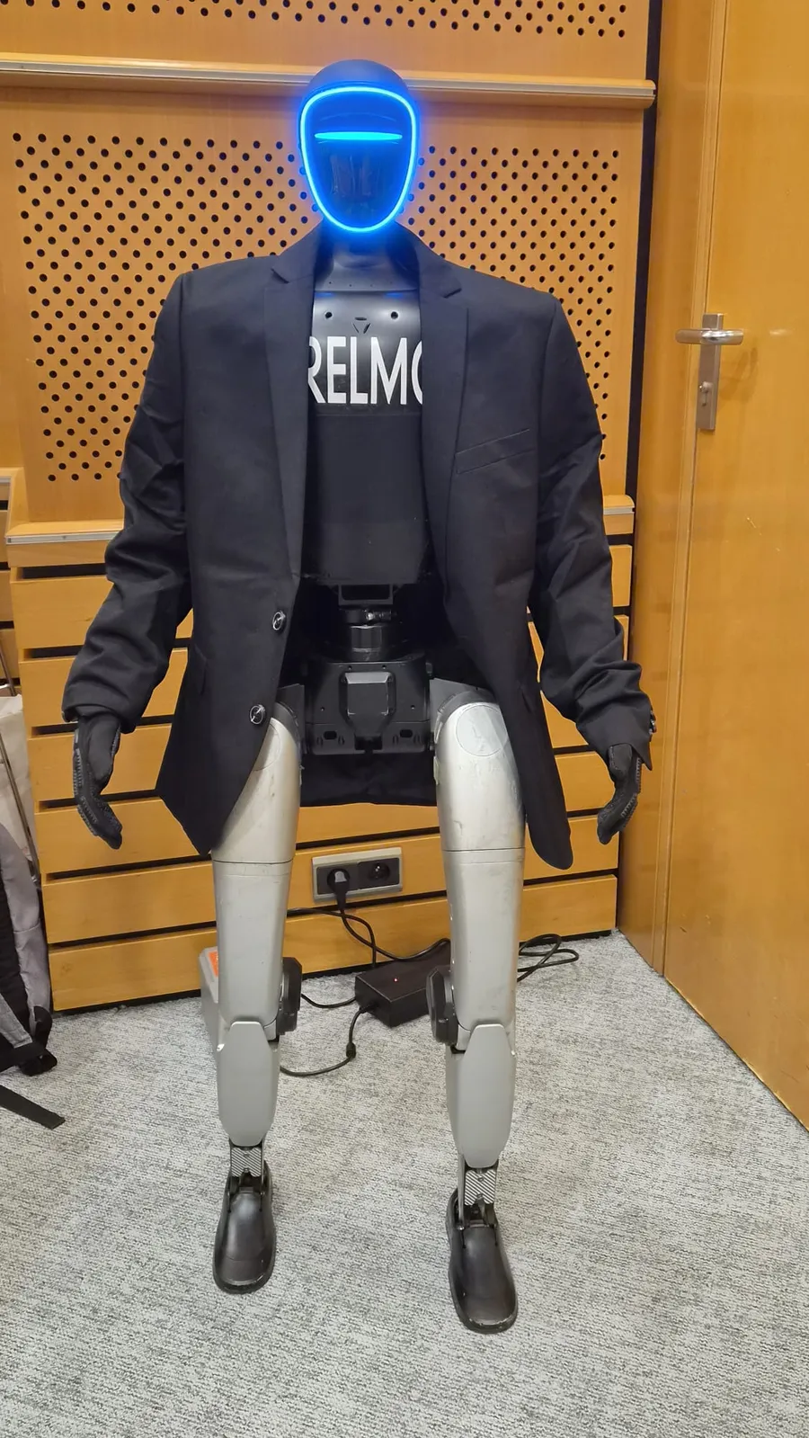 RELMO in een zwart colbert, klaar voor een bedrijfsevent