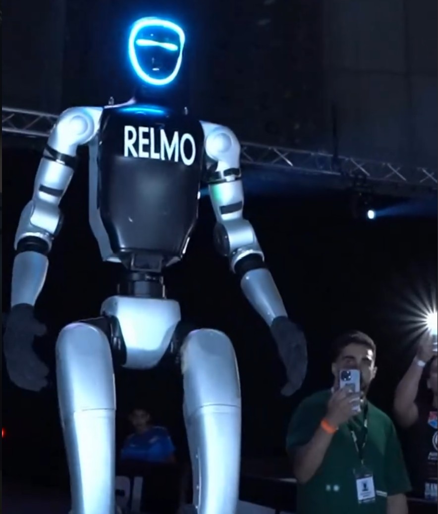 Robot RELMO op een event