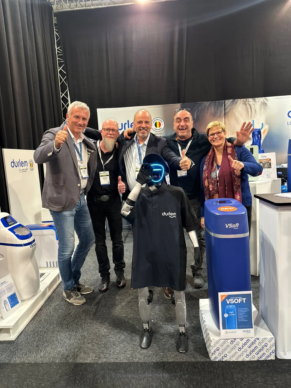RELMO op een beursstand, samen met het standteam
