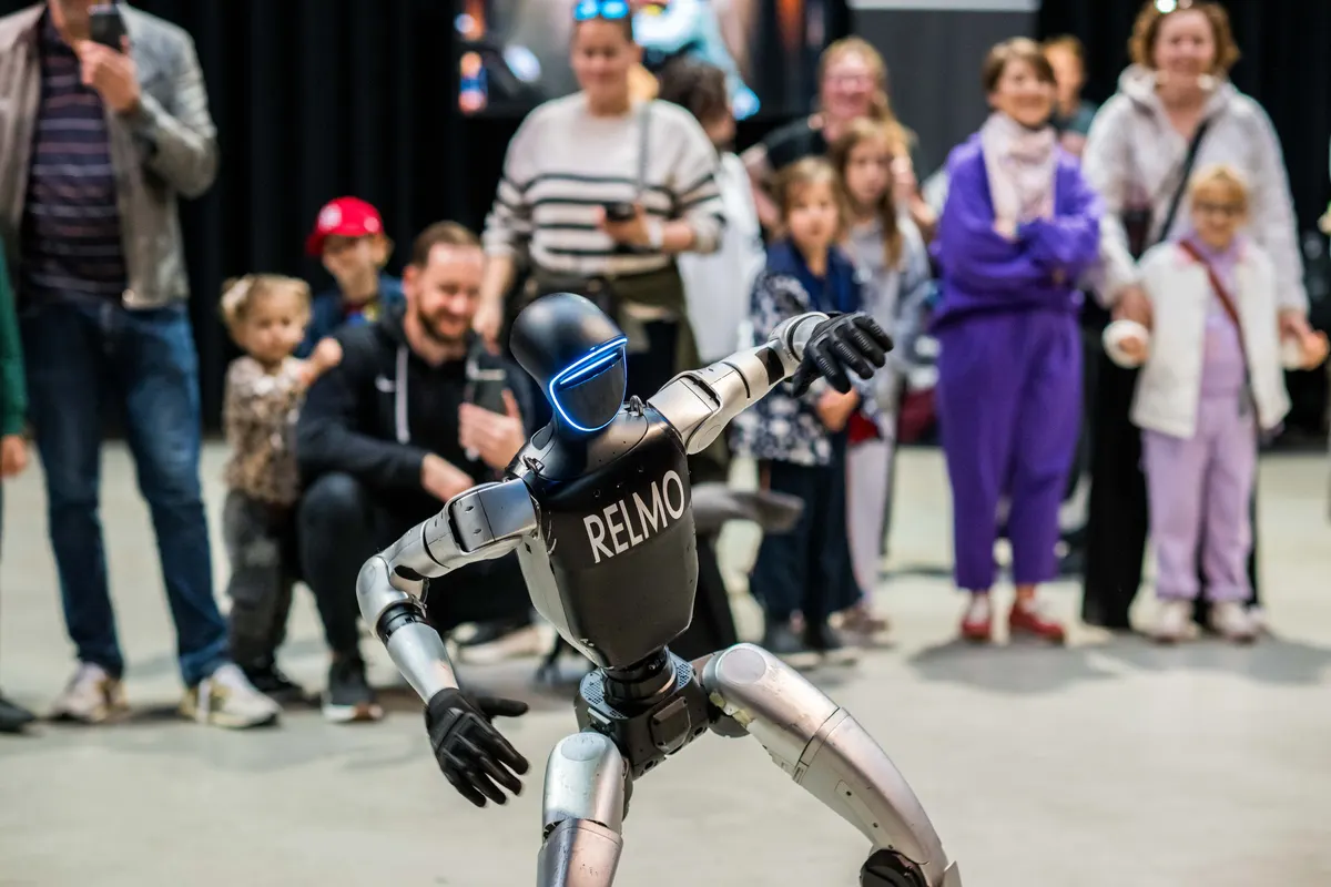 RELMO danst terwijl gasten foto's en filmpjes maken