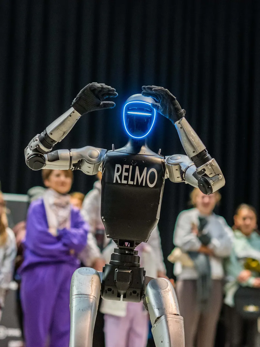 RELMO met oplichtende kop doet een show voor kinderen en ouders