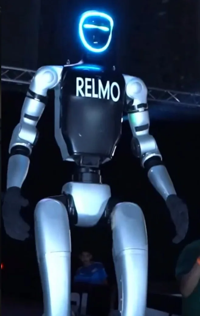 RELMO avec sa tête illuminée dans l'arène
